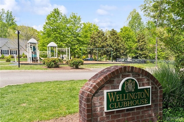 community sign featuring a yard