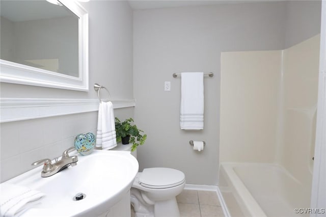 full bathroom featuring tile patterned flooring, baseboards, a sink, and toilet