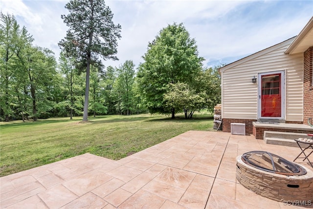 view of patio featuring an outdoor fire pit