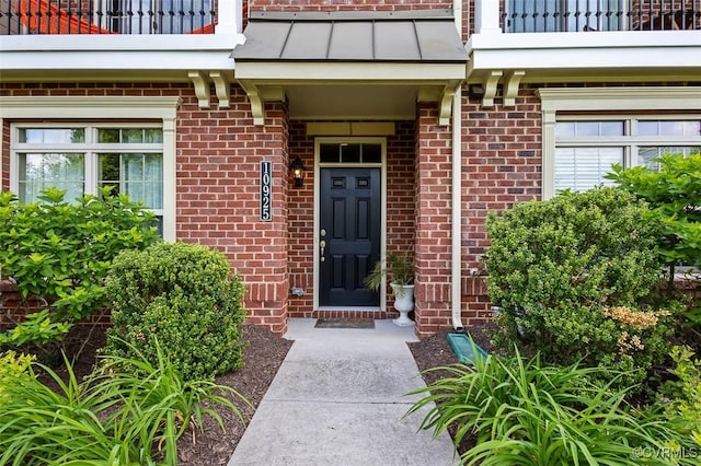 10925 Parkshire Ln, Henrico, VA 23233 - property entrance with a balcony and brick siding