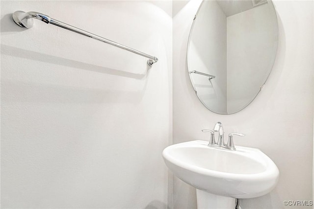bathroom featuring a sink