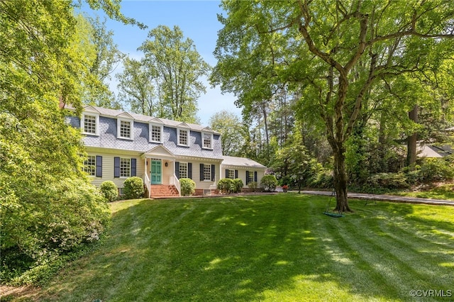 traditional-style house with a front yard
