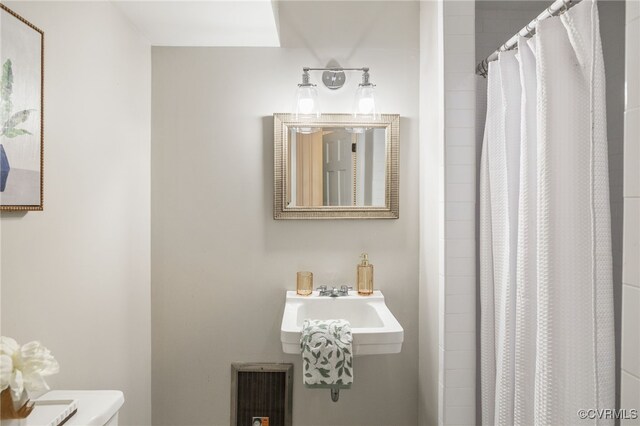 full bathroom featuring toilet, a shower with curtain, and visible vents