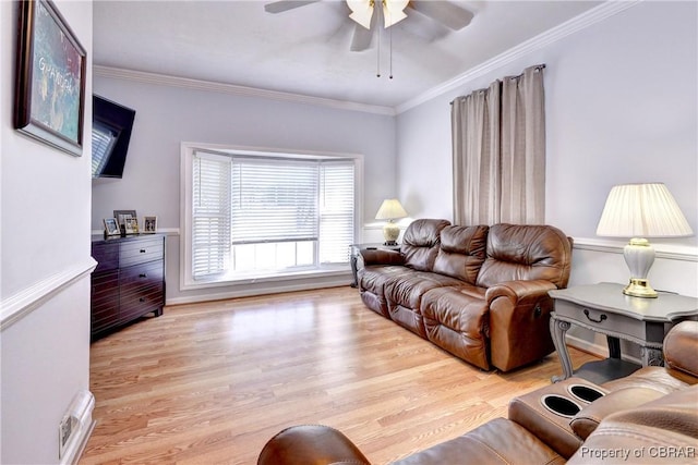 living area featuring ceiling fan, ornamental molding, wood finished floors, and visible vents