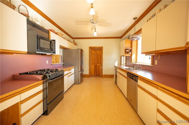 kitchen featuring a sink, light wood-type flooring, crown molding, black appliances, and ceiling fan