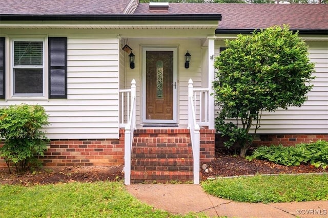 entrance to property featuring crawl space and a shingled roof