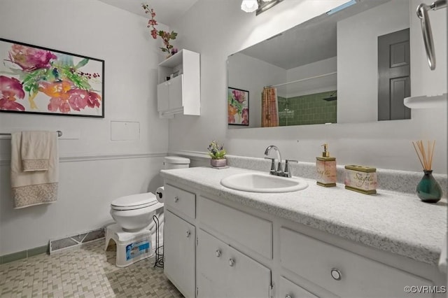 full bathroom featuring vanity, toilet, a shower with shower curtain, and baseboards