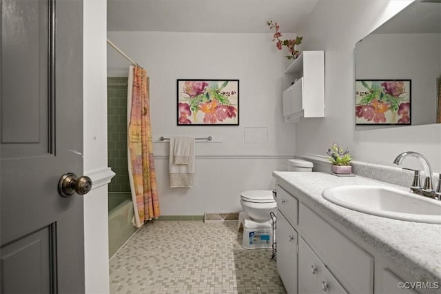 full bathroom with vanity, toilet, shower / bath combination with curtain, and baseboards