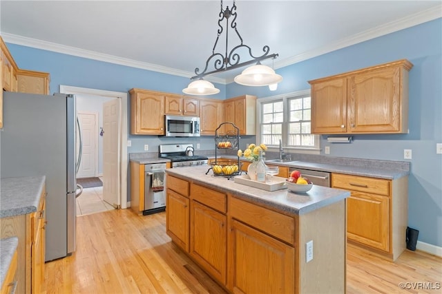 13032 Beech Creek Ln, Ashland, VA 23005 - kitchen featuring stainless steel appliances, a kitchen island, a sink, light wood-type flooring, and ornamental molding