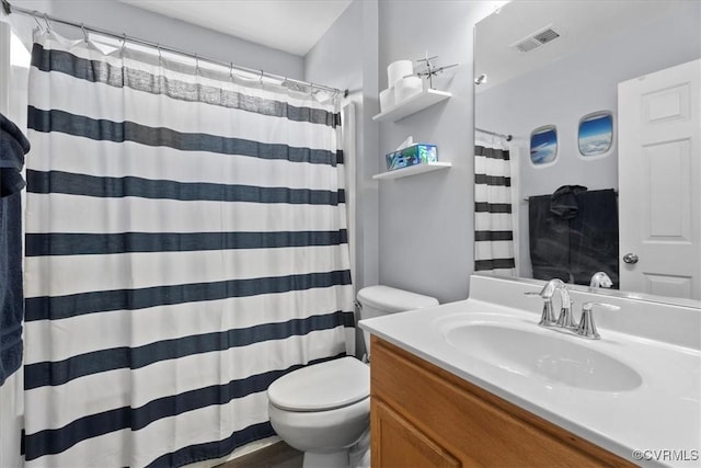bathroom with wood finished floors, a shower with curtain, toilet, vanity, and visible vents