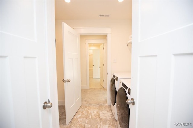 washroom featuring visible vents, recessed lighting, laundry area, and washing machine and dryer