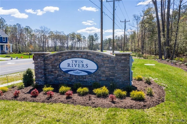 community sign featuring a yard
