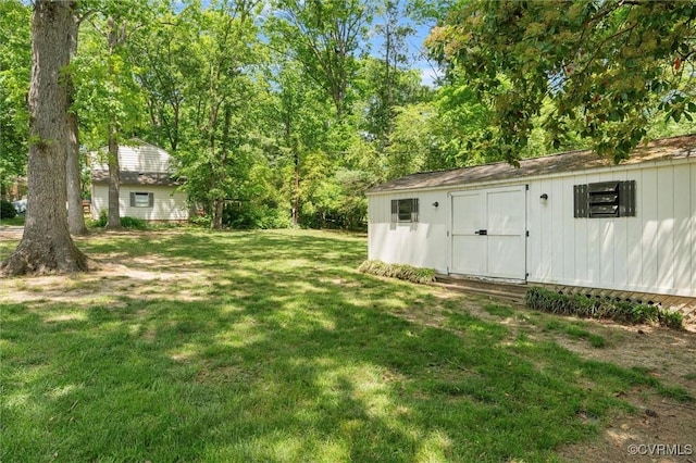 view of yard featuring an outdoor structure and a shed