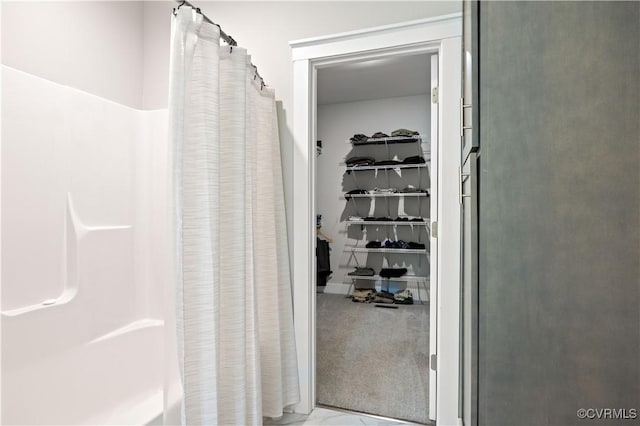 full bath with curtained shower