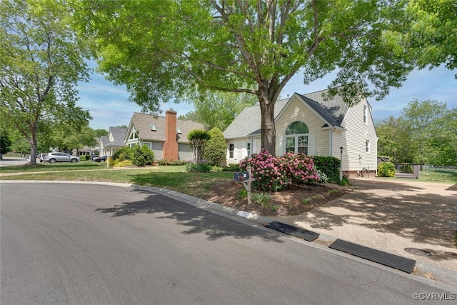 view of front of property featuring driveway