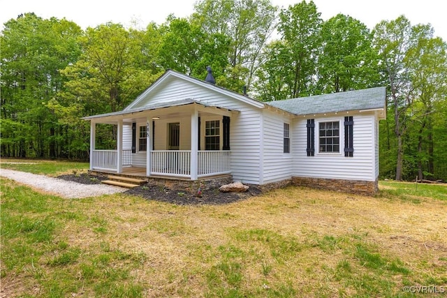 view of front of home with a porch, a shingled roof, and a front lawn