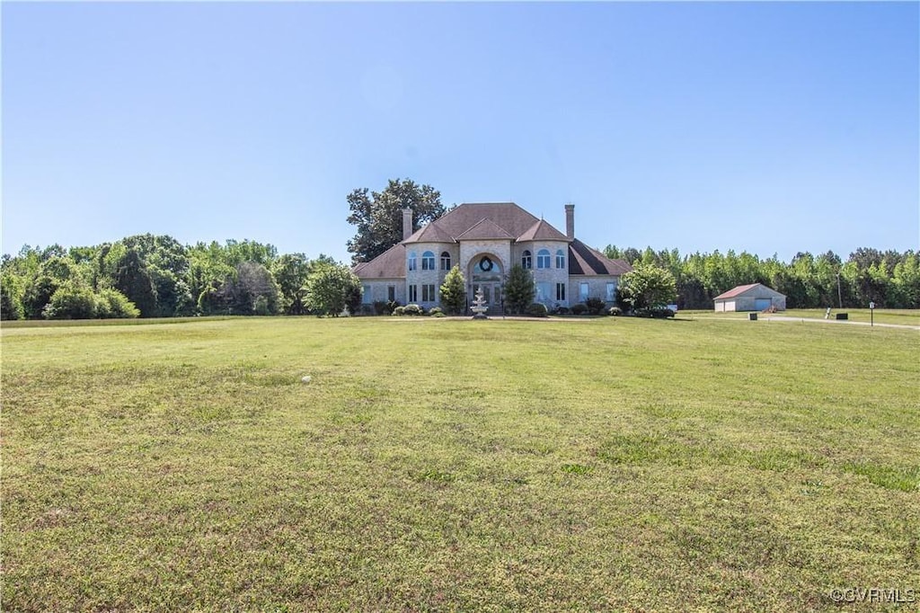 view of front of home featuring a front lawn