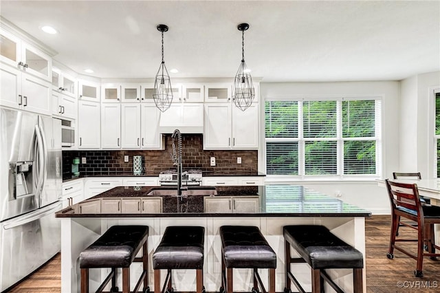 9073 Pine Hill Rd, Mechanicsville, VA 23116 - kitchen featuring stainless steel refrigerator with ice dispenser, dark wood-type flooring, backsplash, a kitchen breakfast bar, and recessed lighting