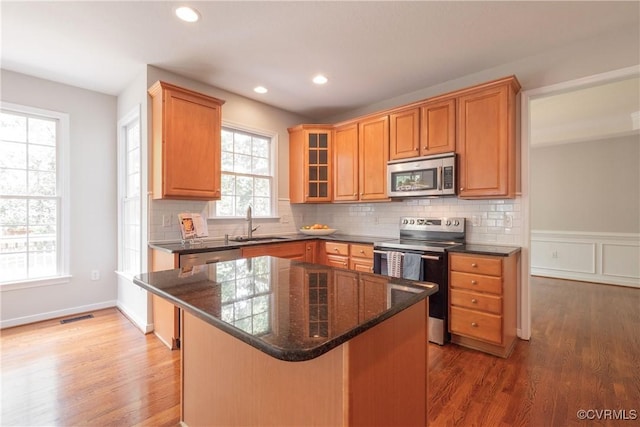 kitchen featuring a sink, stainless steel appliances, visible vents, light wood-style floors, and recessed lighting