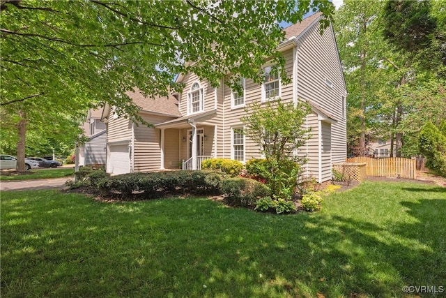 view of front of home featuring roof with shingles, fence, and a front lawn