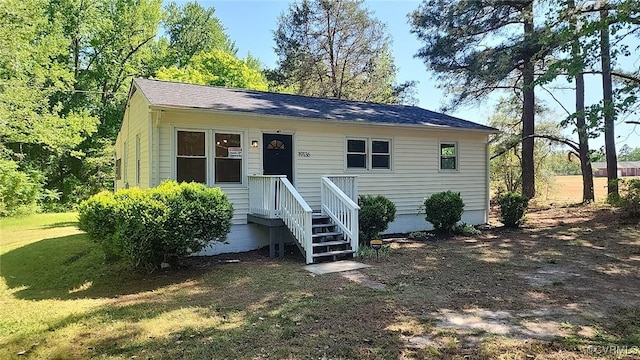 bungalow featuring a front yard