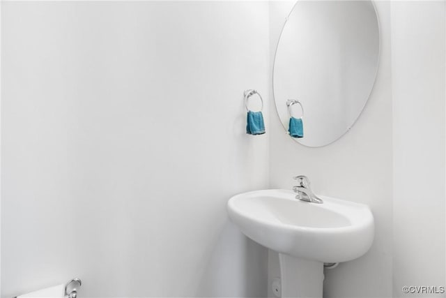 bathroom featuring a sink
