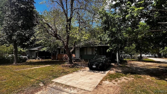 view of front of house featuring driveway