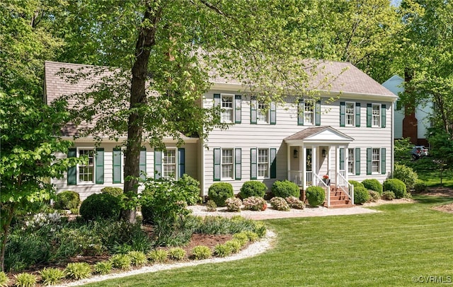 colonial house featuring a front yard