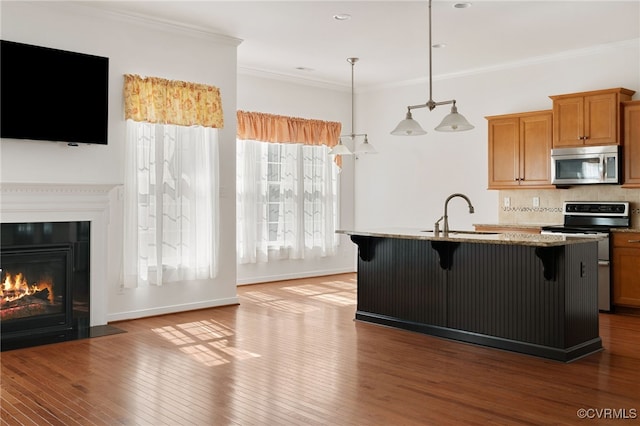 9533 Ashleyville Turn, Midlothian, VA 23112 - kitchen with stainless steel appliances, a sink, a kitchen bar, wood finished floors, and crown molding