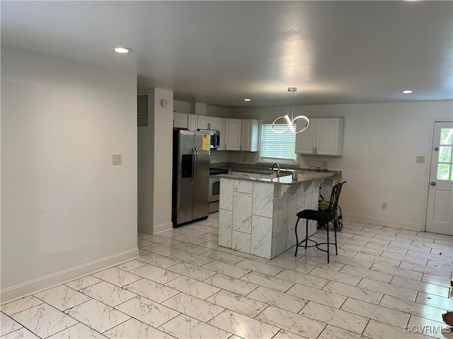 7404 Newbys Ct, Chesterfield, VA 23832 - kitchen featuring a breakfast bar area, stainless steel appliances, baseboards, and recessed lighting