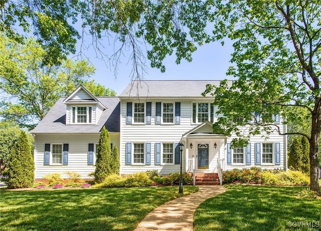 colonial home featuring a front lawn