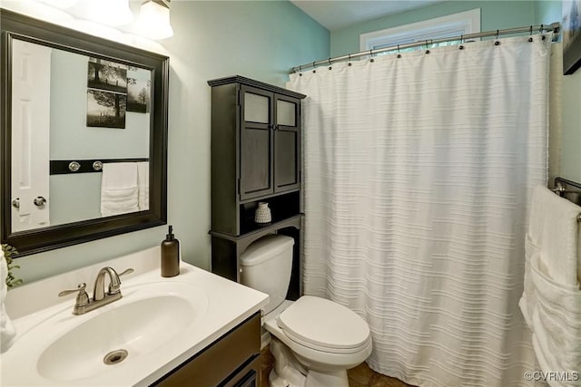 full bathroom with toilet, vanity, and curtained shower