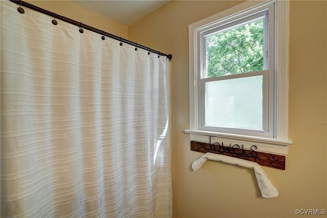 full bath with curtained shower