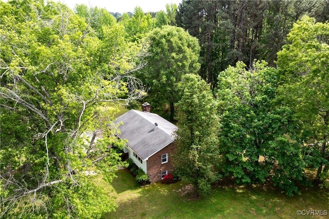 birds eye view of property featuring a forest view
