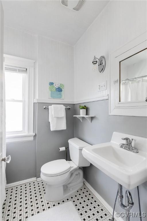 full bathroom featuring visible vents, baseboards, and toilet