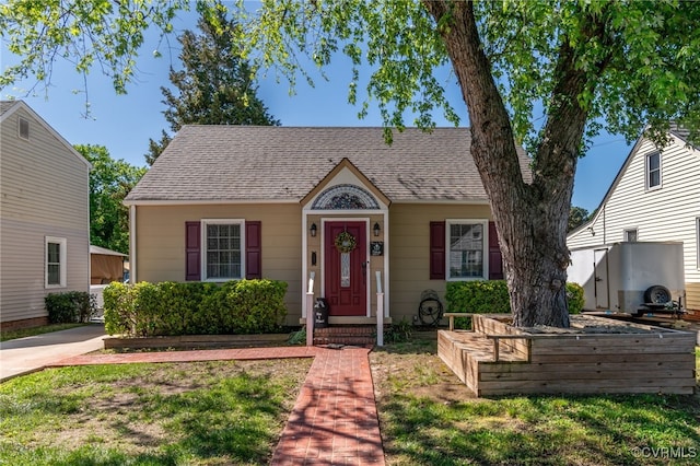 bungalow-style house featuring a shingled roof