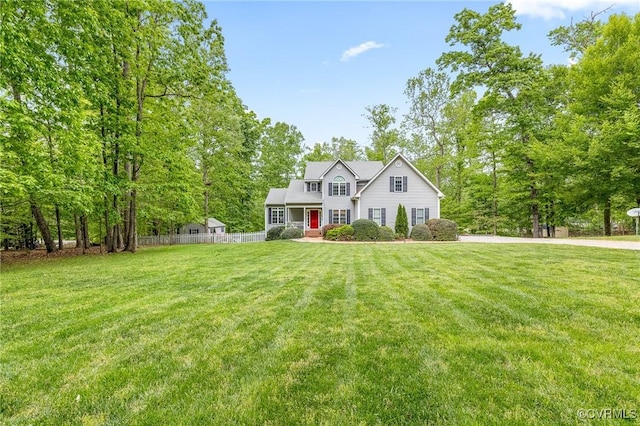 view of front of property featuring a front yard