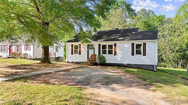 manufactured / mobile home featuring a front lawn