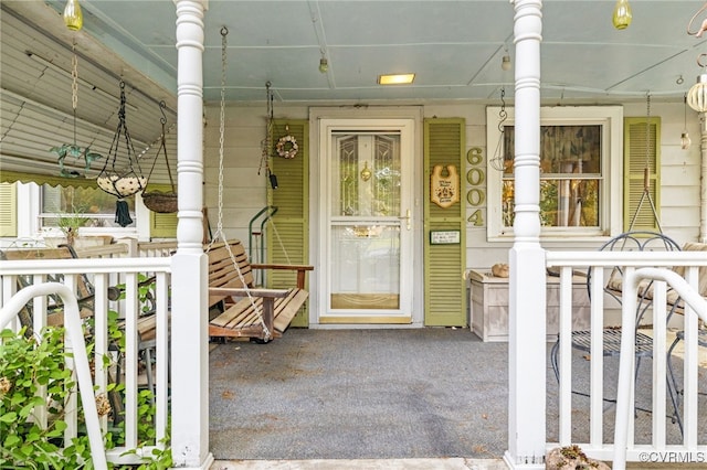 property entrance featuring a porch