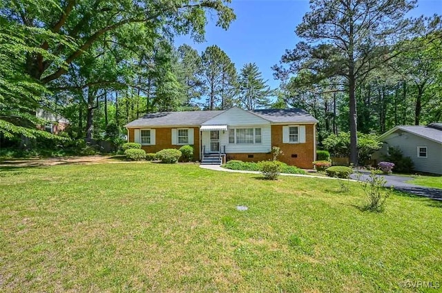 ranch-style home featuring a front lawn and crawl space