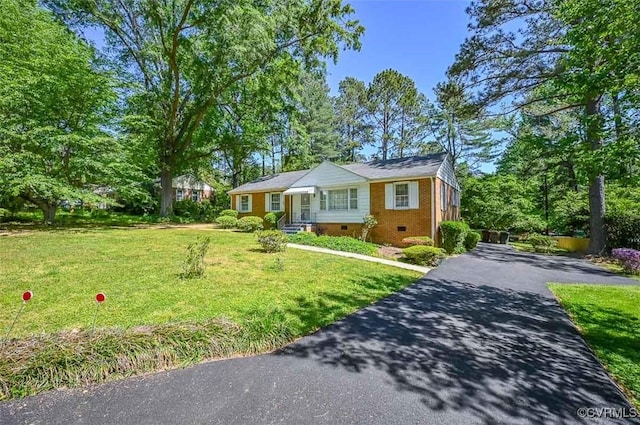 view of front of property featuring a front lawn, aphalt driveway, and crawl space