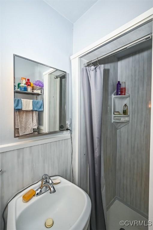 bathroom featuring a sink and a shower with shower curtain
