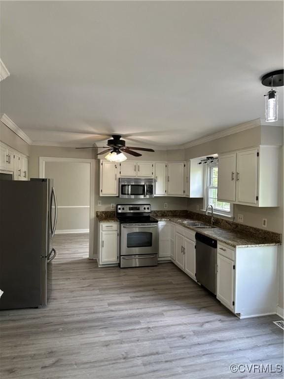 1916 Boardman Ln, Henrico, VA 23238 - kitchen featuring stainless steel appliances, a sink, white cabinets, ornamental molding, and ceiling fan