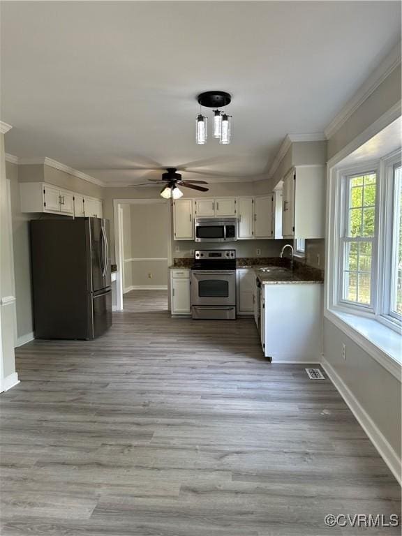 1916 Boardman Ln, Henrico, VA 23238 - kitchen with appliances with stainless steel finishes, dark countertops, ornamental molding, baseboards, and ceiling fan