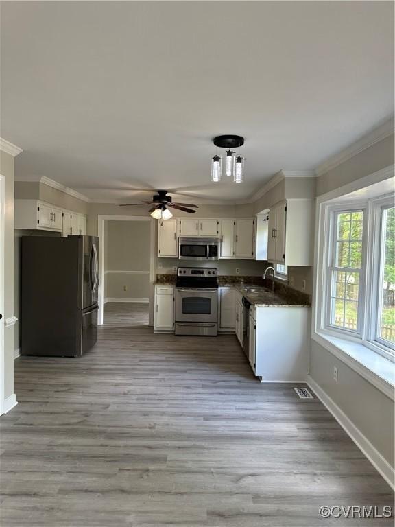 1916 Boardman Ln, Henrico, VA 23238 - kitchen featuring appliances with stainless steel finishes, a sink, ceiling fan, baseboards, and crown molding