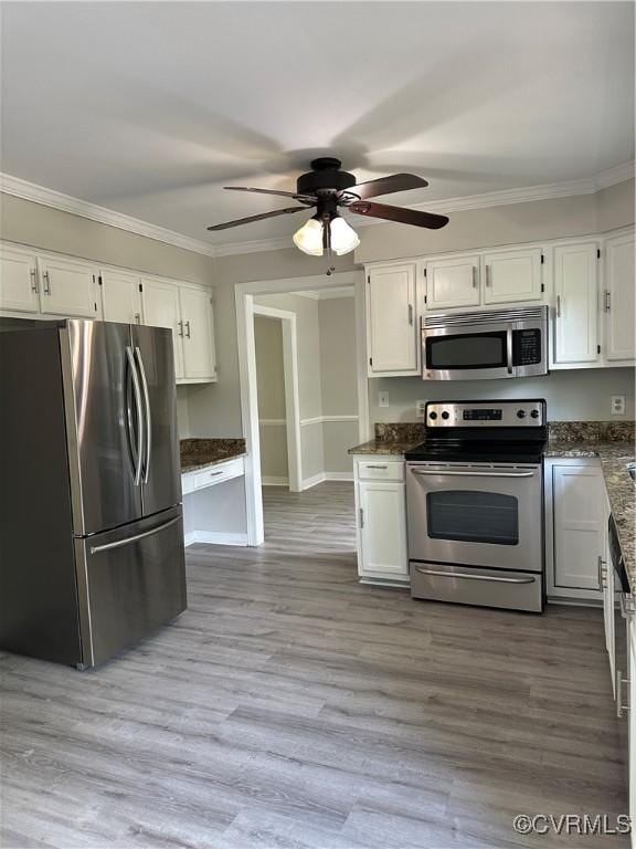 1916 Boardman Ln, Henrico, VA 23238 - kitchen featuring appliances with stainless steel finishes, ceiling fan, white cabinets, crown molding, and dark stone countertops