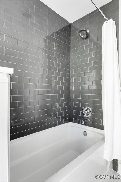 full bath with shower / tub combo with curtain