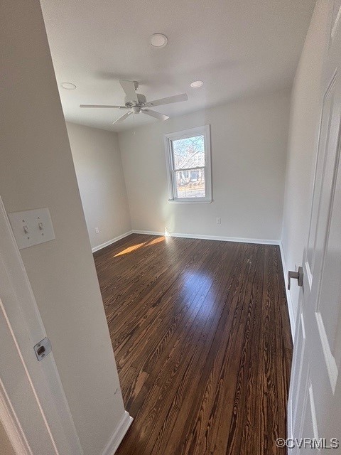 empty room with dark wood-style flooring, a ceiling fan, recessed lighting, and baseboards