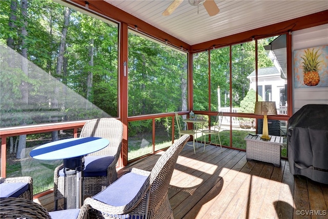 sunroom with ceiling fan