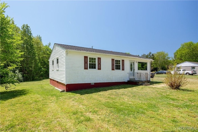 view of front of house featuring crawl space and a front lawn